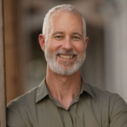 Headshot of Omen Quelvog, CFP®, MQFP®